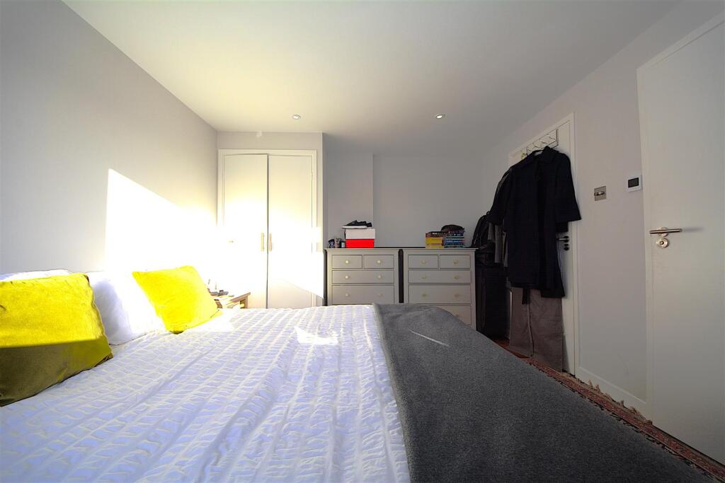 Bed 1.jpg