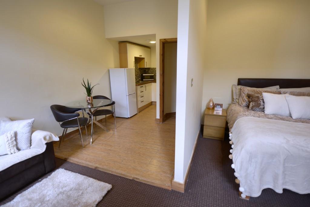 BEDROOM / LIVINGROOM
