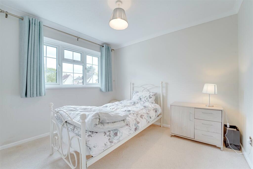 Santis House, 24 Tithe Cl, Gazeley-17.jpg