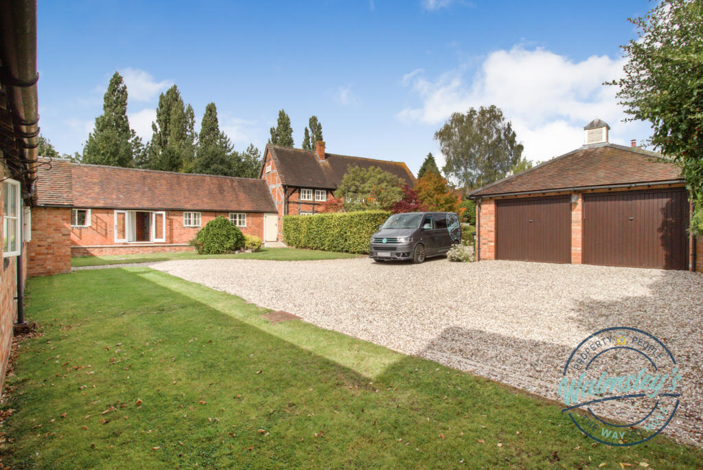 Double garage &amp; entrance