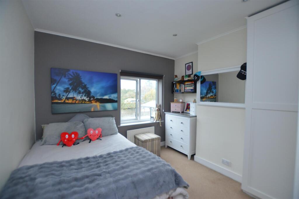 43 Station Road bed 2.JPG