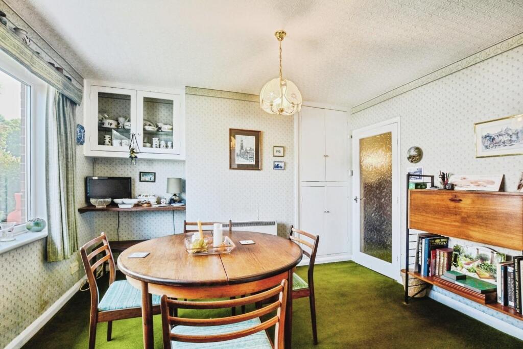 DINING ROOM.jpg