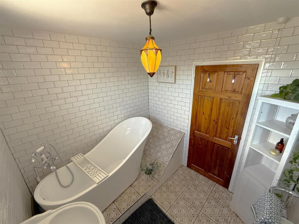 Bathroom B.JPG