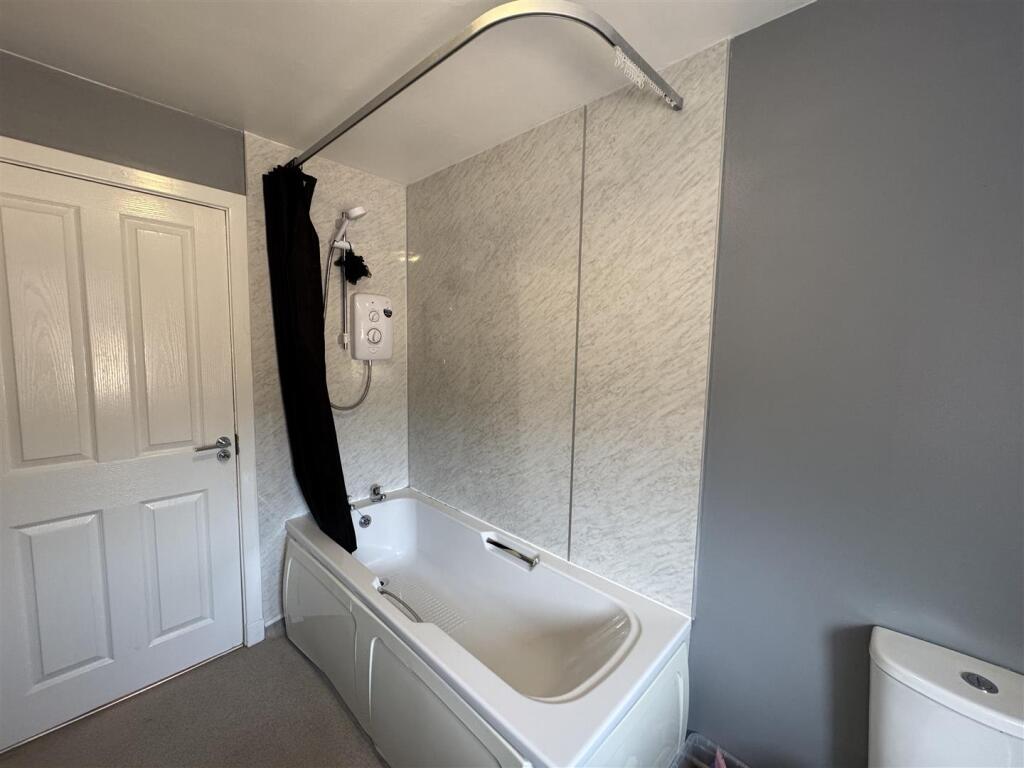BATHROOM 2.JPG