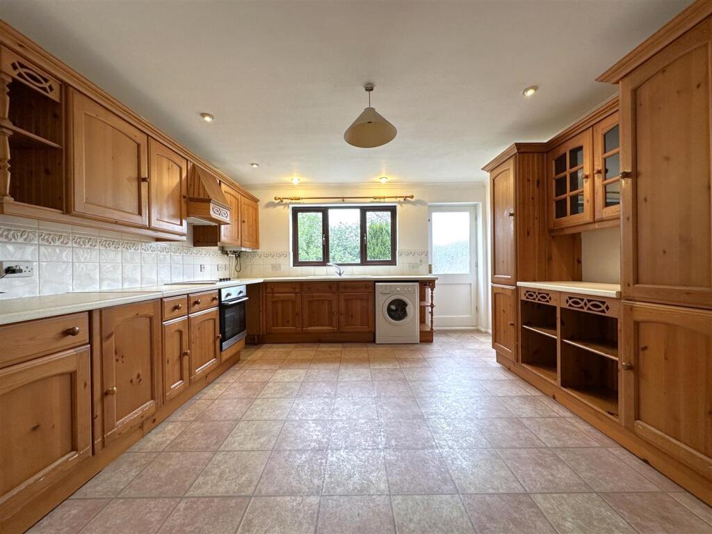 Well-Appointed Dining Kitchen 146