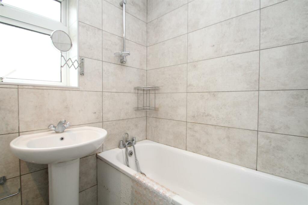 Bathroom 2.JPG