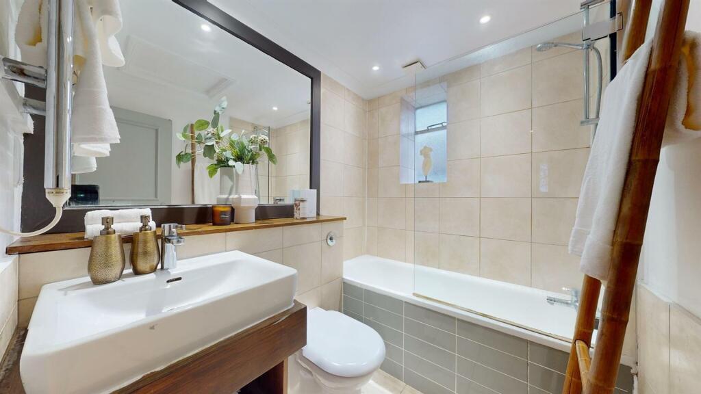 ft5 99 QGbathroom.jpg