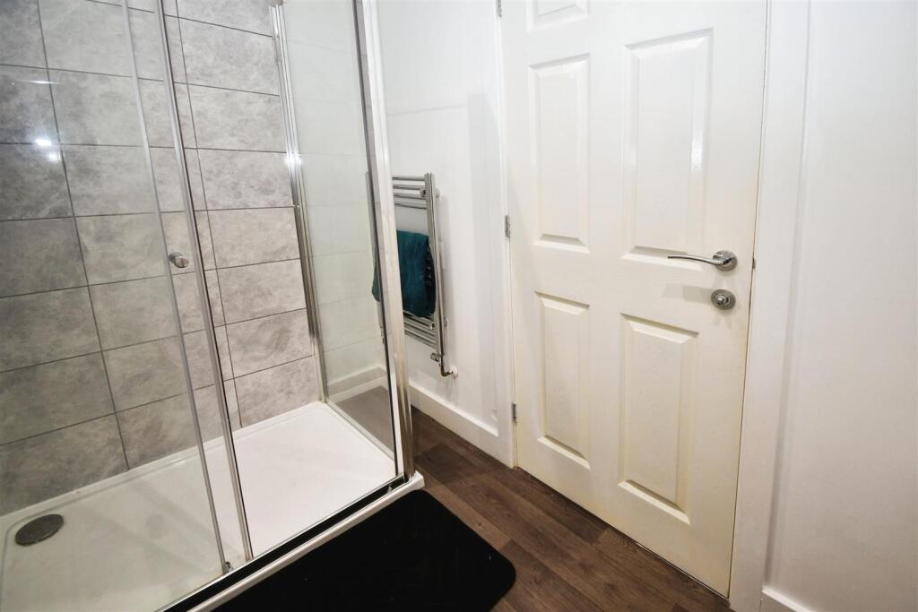 Jack-and-Jill shower room