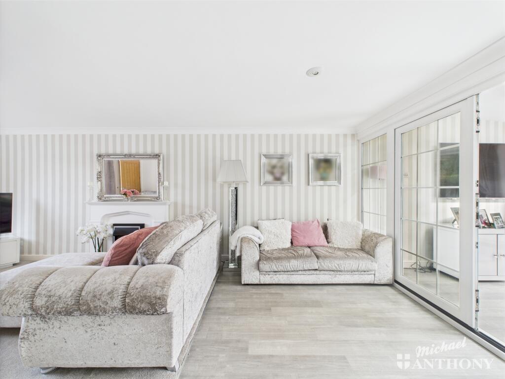 CAM02773G0-PR0290-STILL025