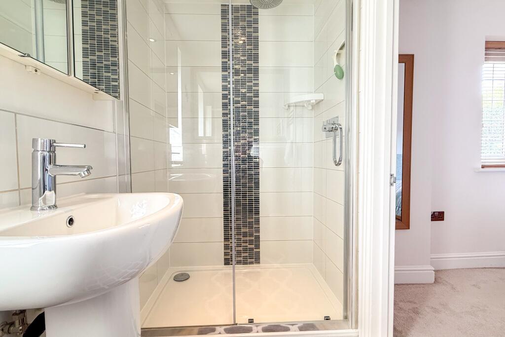 En suite (Bedroom 4)
