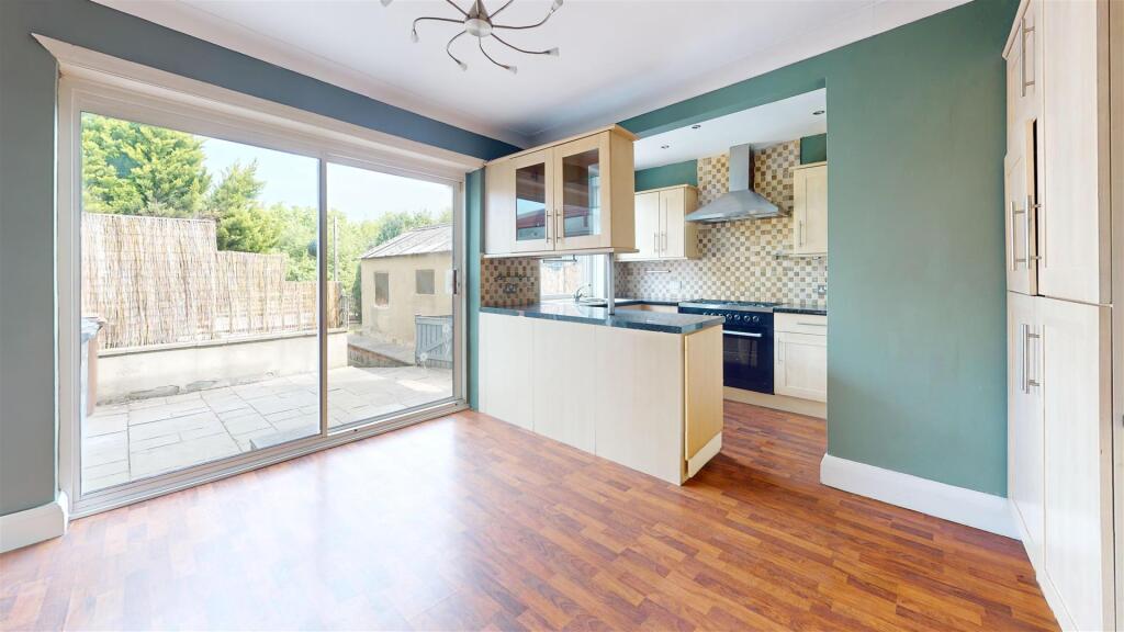 102-Low-Ash-Drive-Kitchen.jpg