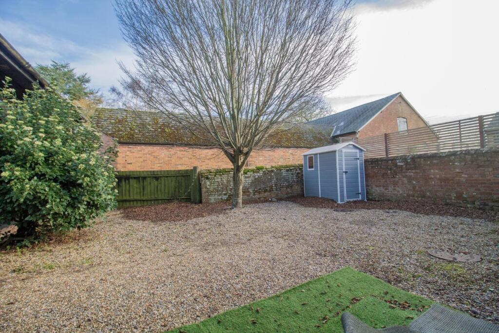 2 Dovedon Mews, Whepstead [Courtyard Garden] 04.jp