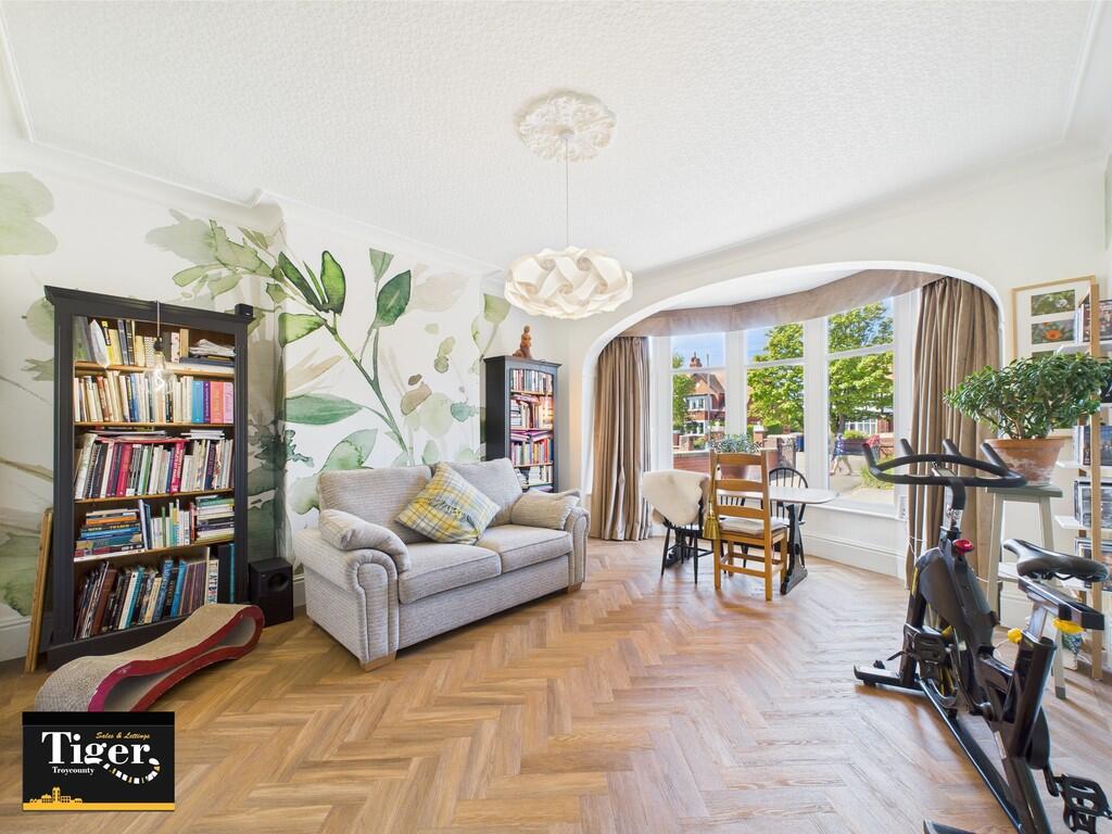 CAM02176G0-PR0579...