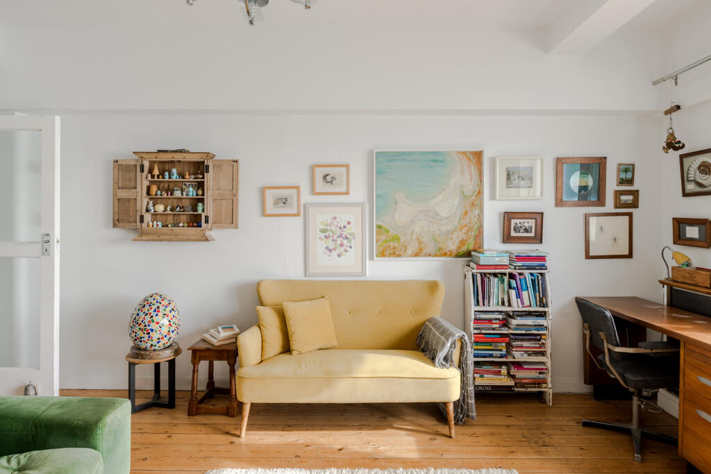 237720 - 98 Marine Court-7.jpg