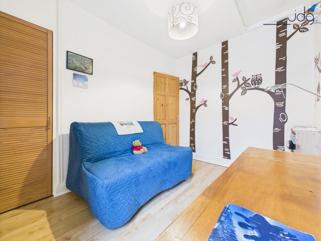 Single Bedroom with built in cupboard