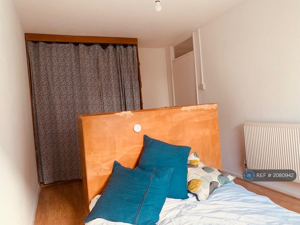 Wardrobe And Bedroom Island With Storage