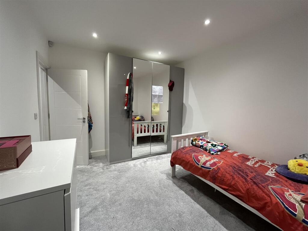 Bedroom 2-1.JPG