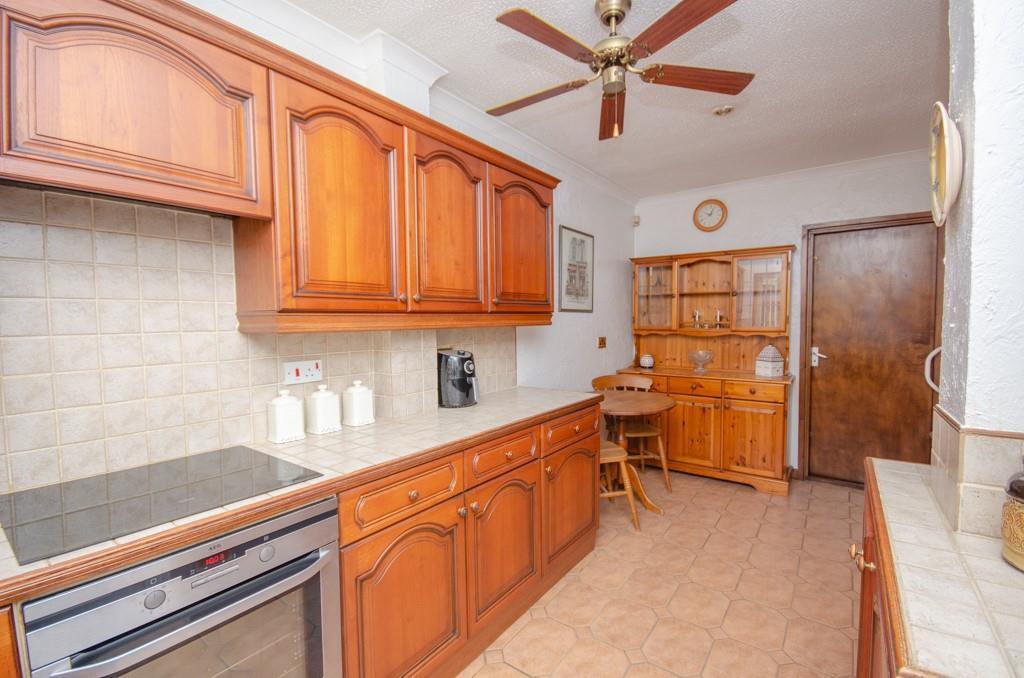 Kitchen pic 2.jpg