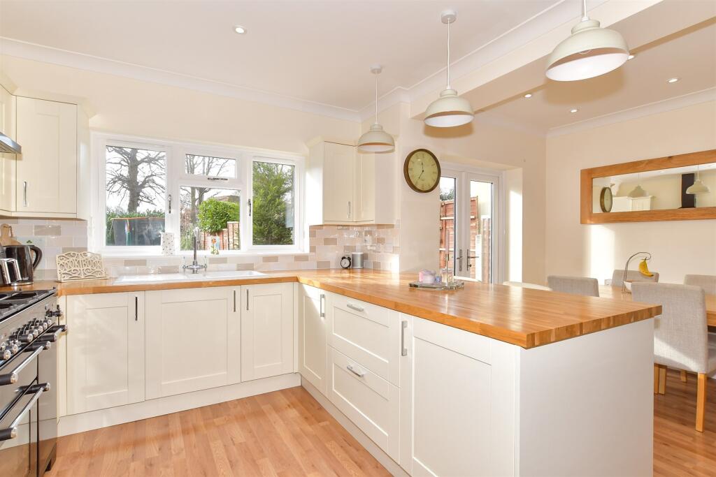 Kitchen/Dining Area