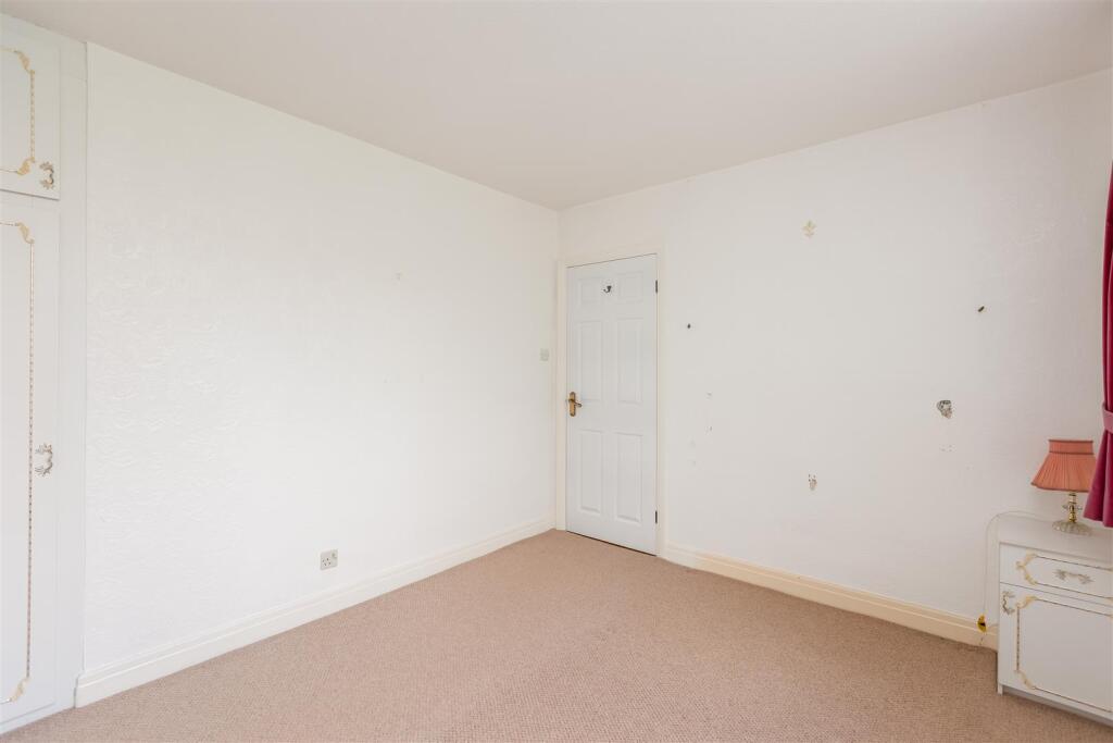 Ryedale Close 6 Bedroom 1-2.jpg