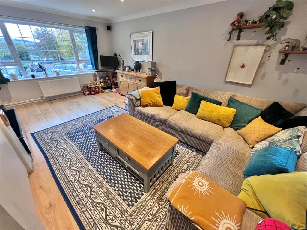 Lounge 5.jpg