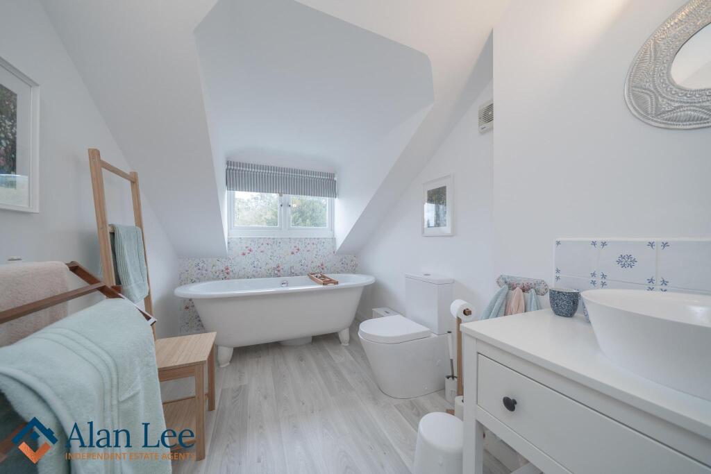 Bathroom (First Floor)