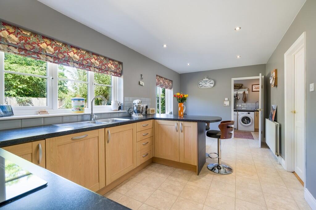 1440px-Brambles-1...