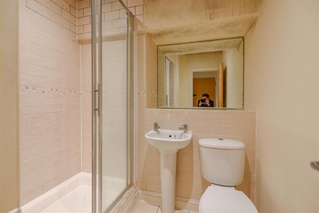 FLAT F SHOWER ROOM