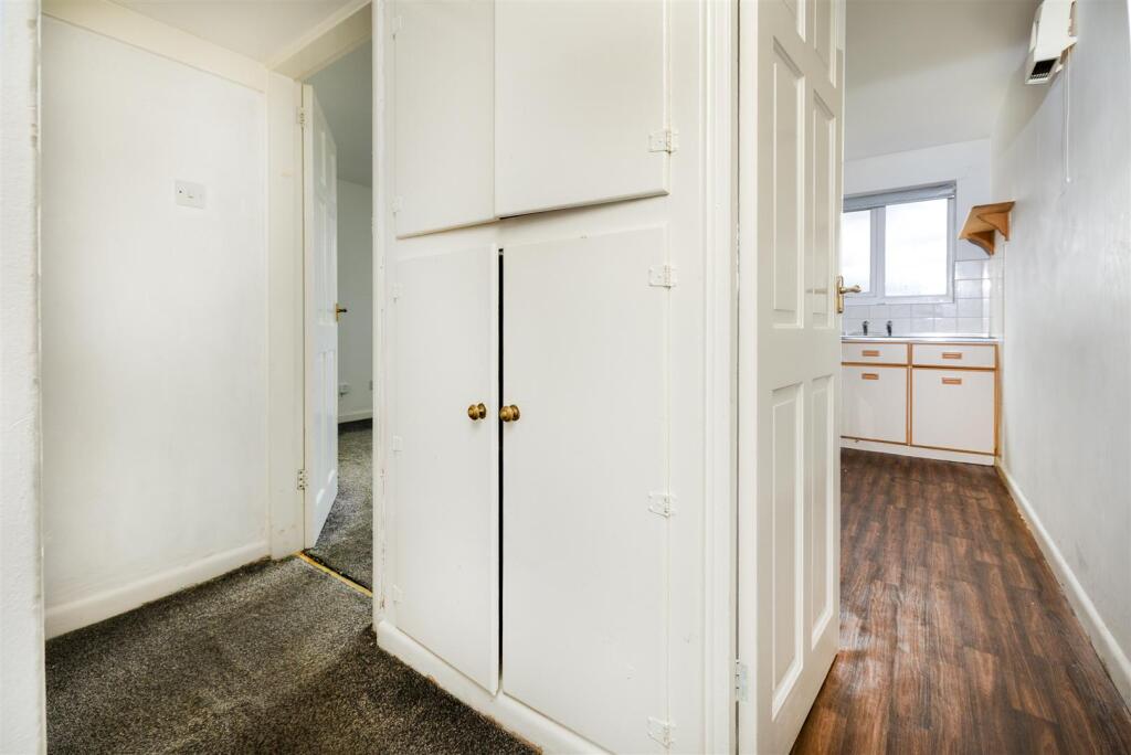 Clarendon Court - Flat Hallway