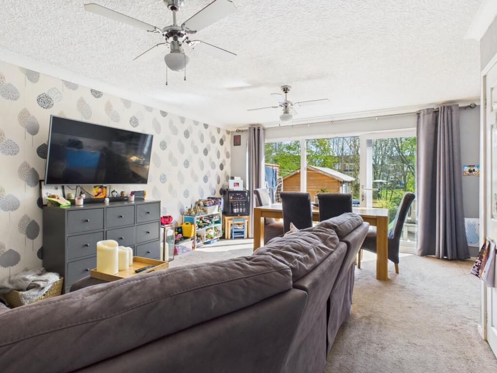 CAM03729G0-PR0029-STILL005