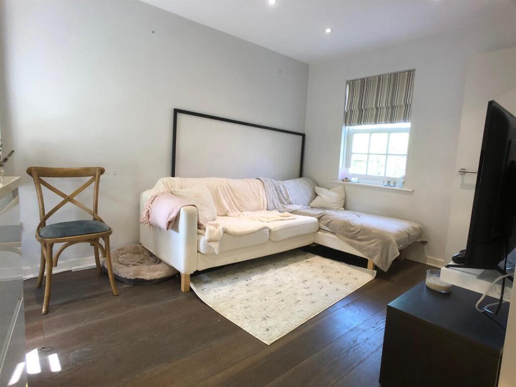Lounge 1.3.jpg
