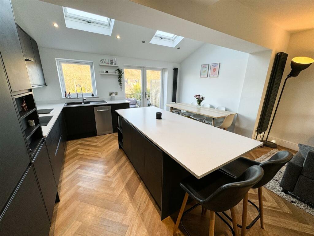 OPEN PLAN FAMILY ROOM