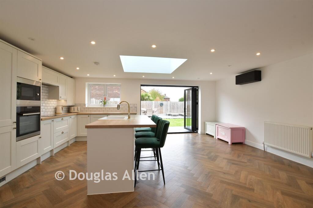 Kitchen/ Dining Room