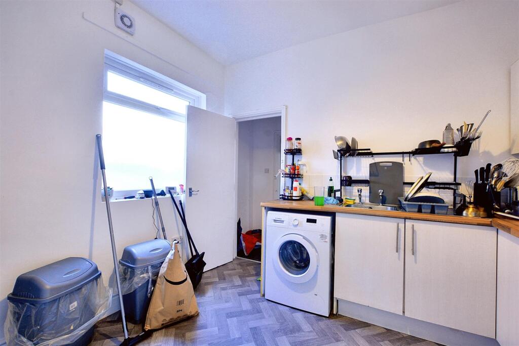 Flat 3 Kitchen_1.jpeg
