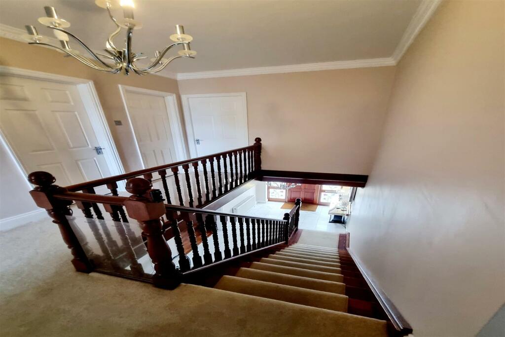 SEMI-GALLERIED LANDING: