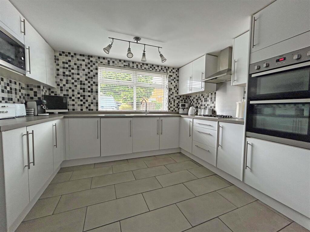 FIRTH DRIVE 43 KITCHEN.jpg