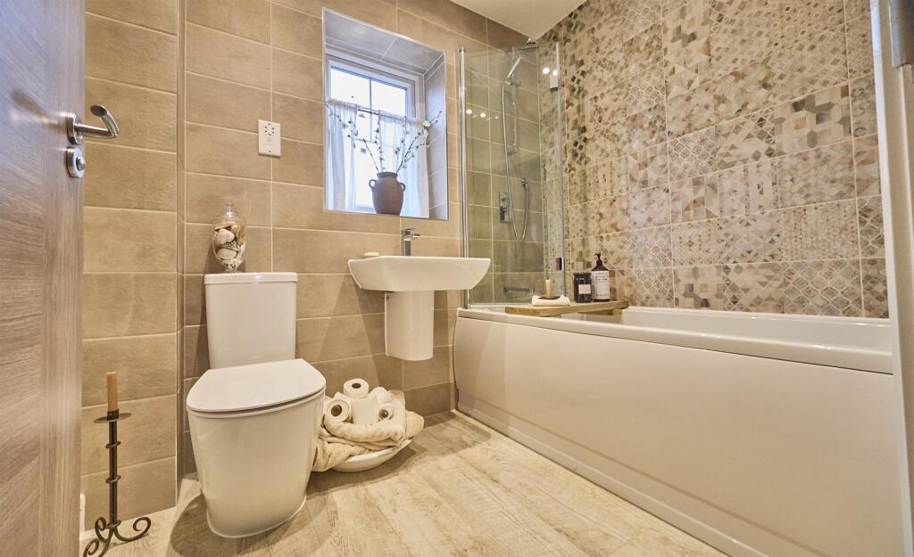 FRONT FAMILY BATHROOM