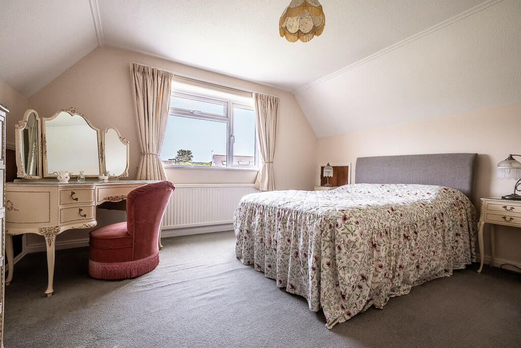 32 Underhill Cres...