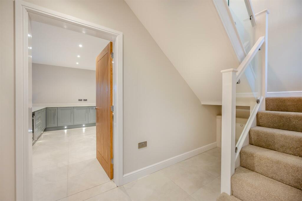 8581130-interior37.jpg
