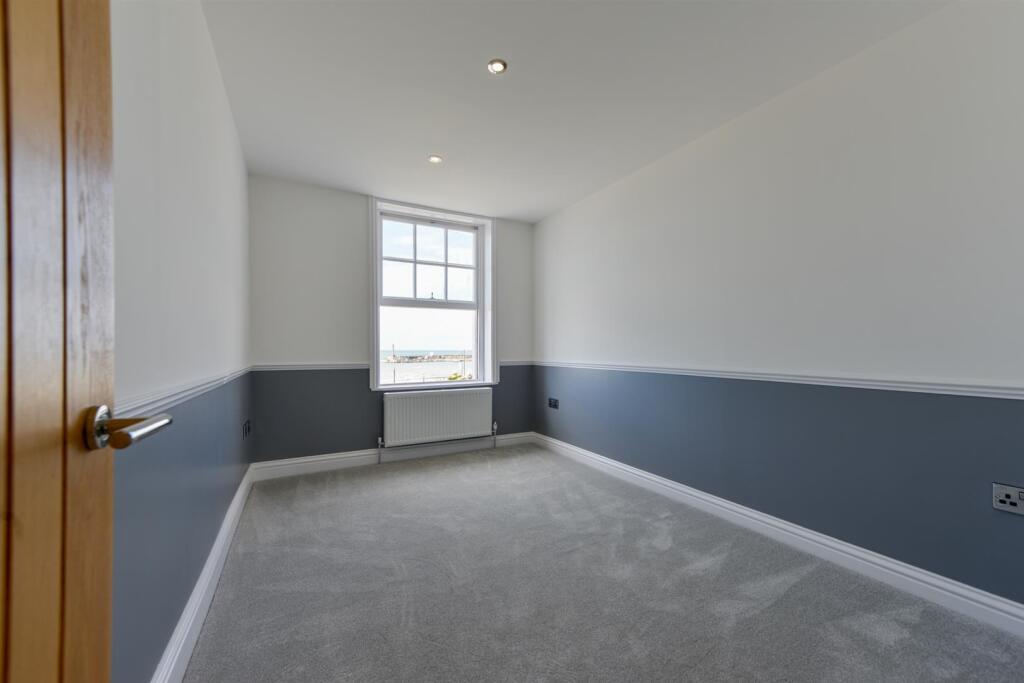 Flat 2, 12 Marine Gardens7.jpg