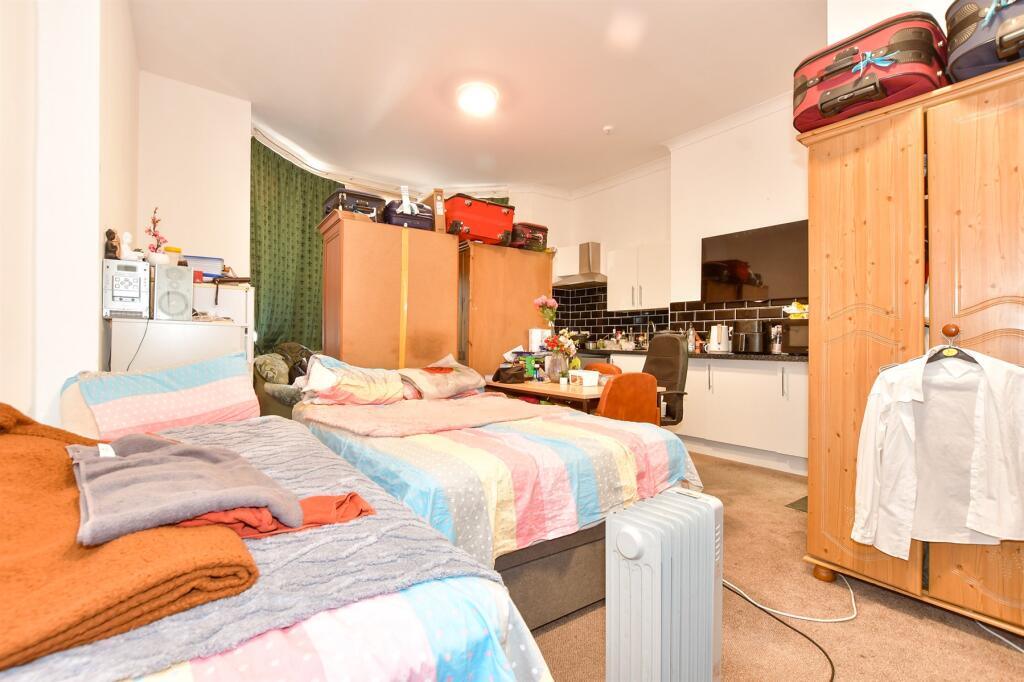 Lounge/ Bedroom/ Kitchen