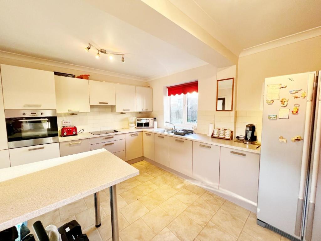 Kitchen pic 2.jpg