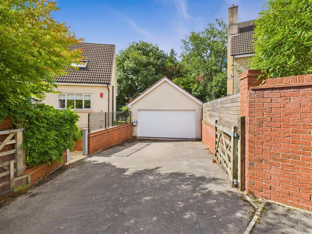 Double garage &amp; driveway