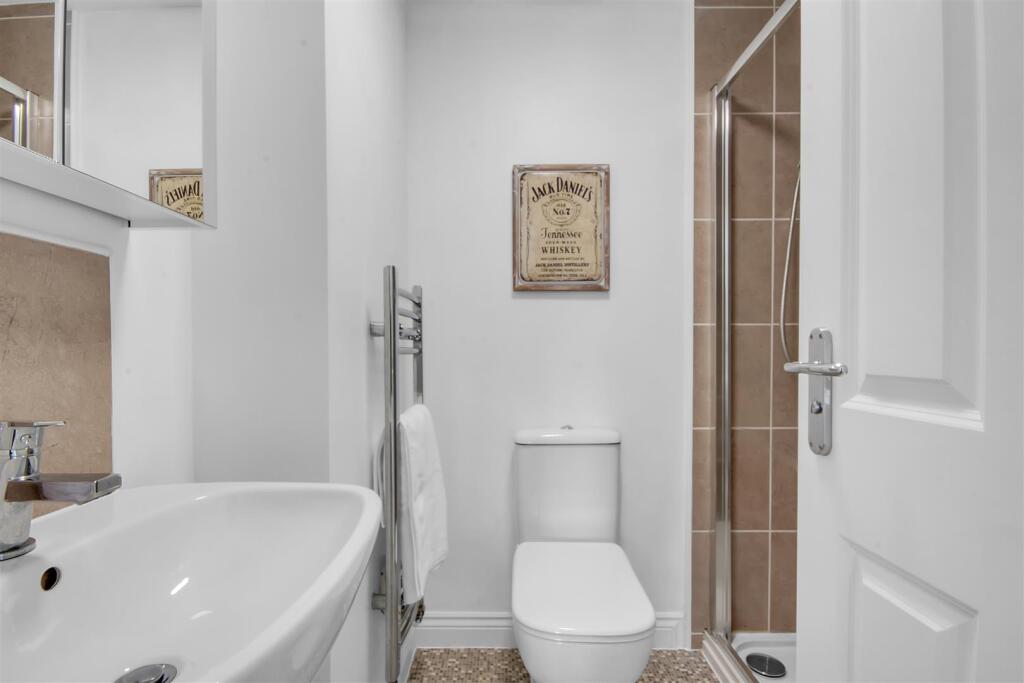 Ensuite 2.jpg