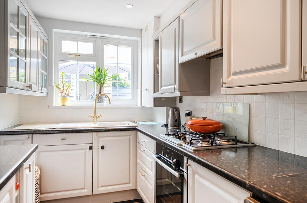 1299926-32-682f4f...