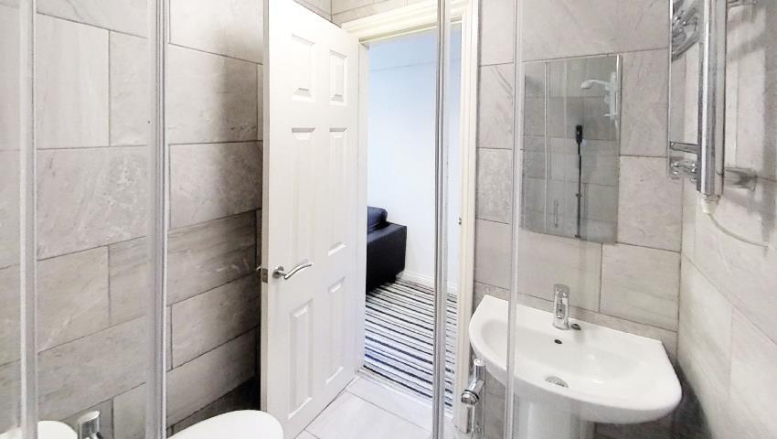 111A QUEENS ROAD FLAT 1-03.jpg