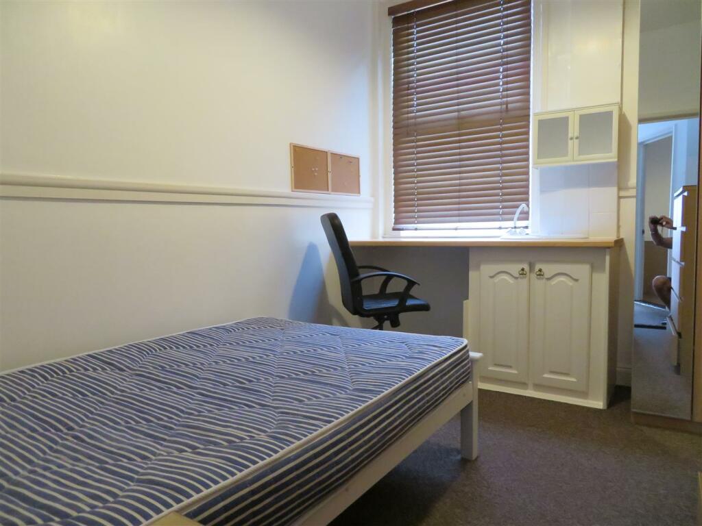 103 Manners Bed2.JPG
