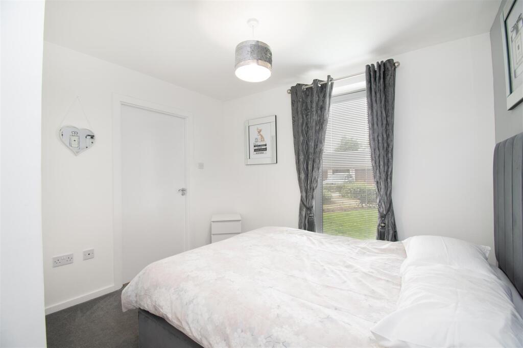 bedroom 1 (2).jpg
