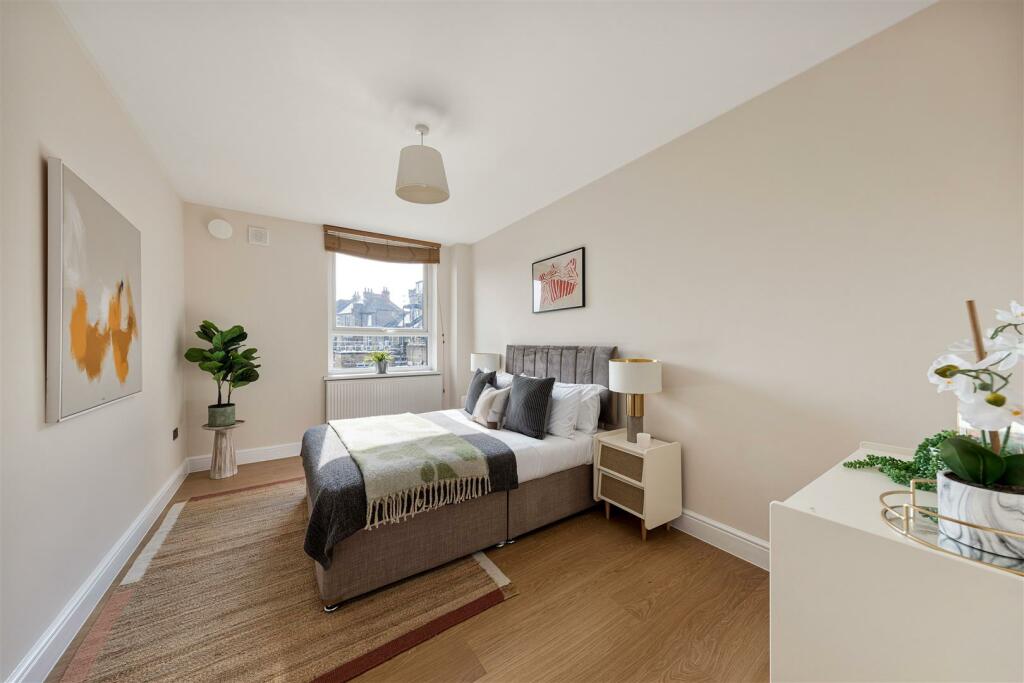 Eastwood Close, E18