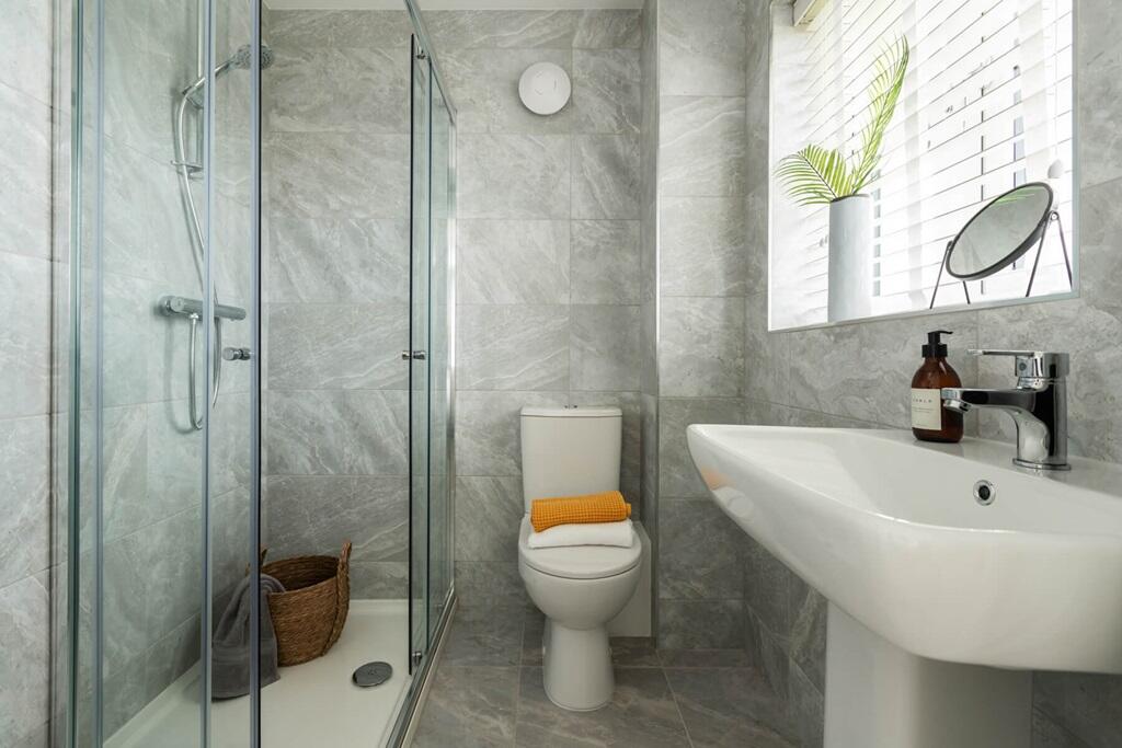 Beat the morning rush with an en suite shower room